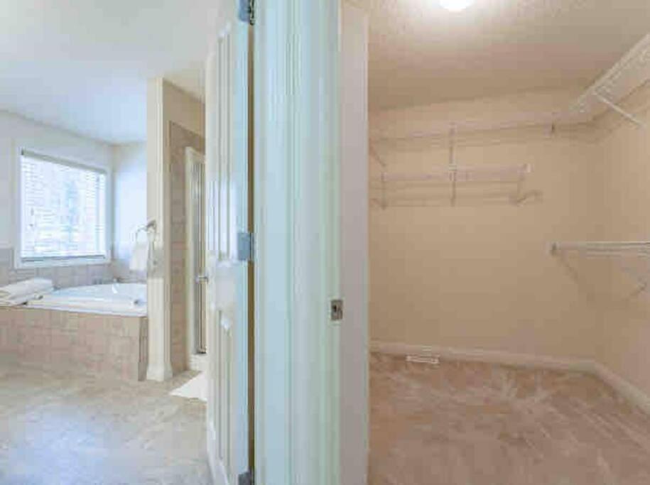 2500 Sq House In Springbank Hill Bl 261818 Villa คาลการี ภายนอก รูปภาพ