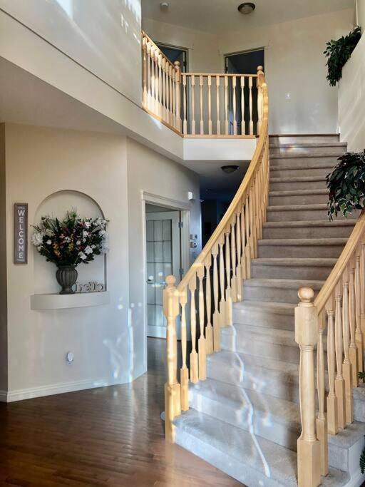 2500 Sq House In Springbank Hill Bl 261818 Villa คาลการี ภายนอก รูปภาพ