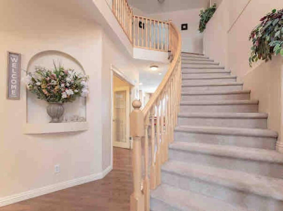 2500 Sq House In Springbank Hill Bl 261818 Villa คาลการี ภายนอก รูปภาพ