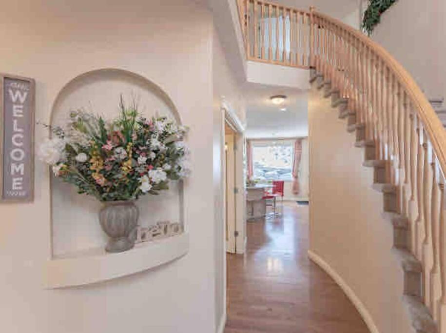 2500 Sq House In Springbank Hill Bl 261818 Villa คาลการี ภายนอก รูปภาพ