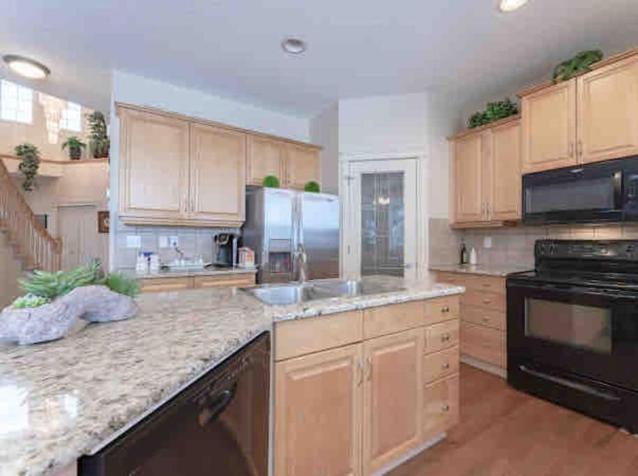 2500 Sq House In Springbank Hill Bl 261818 Villa คาลการี ภายนอก รูปภาพ