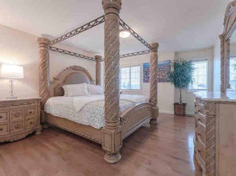 2500 Sq House In Springbank Hill Bl 261818 Villa คาลการี ภายนอก รูปภาพ