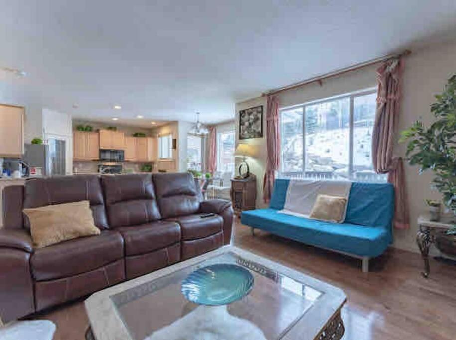 2500 Sq House In Springbank Hill Bl 261818 Villa คาลการี ภายนอก รูปภาพ