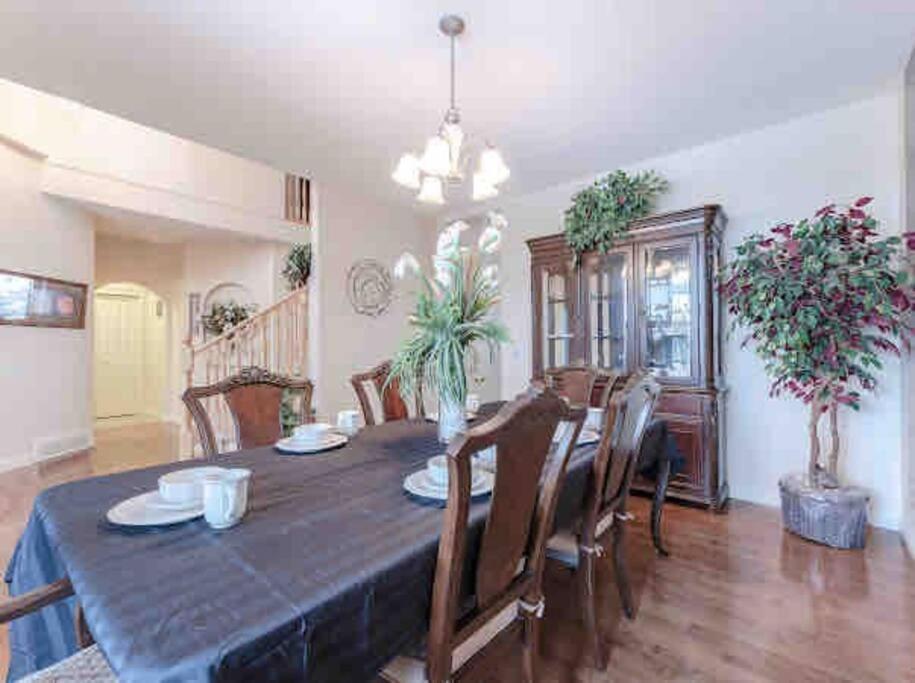 2500 Sq House In Springbank Hill Bl 261818 Villa คาลการี ภายนอก รูปภาพ