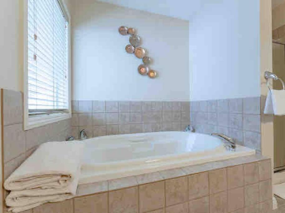 2500 Sq House In Springbank Hill Bl 261818 Villa คาลการี ภายนอก รูปภาพ