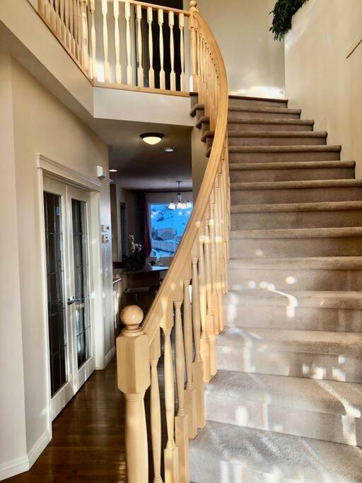 2500 Sq House In Springbank Hill Bl 261818 Villa คาลการี ภายนอก รูปภาพ